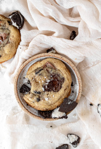 Easy Oreo chocolate chip cookies filled with dark chocolate, milk chocolate and Oreo pieces! Perfect for any occasion. 